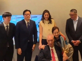 78歲吳敦義大腦前額葉退化…昔被譽「人體維基」記憶力超好，如今語言、情緒表達全影響！病發前兆有哪些